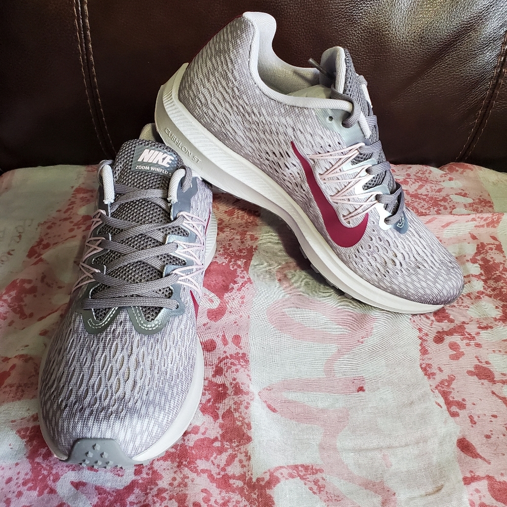Nike Womens Zoom Winflow 5 Running Shoes Size 8